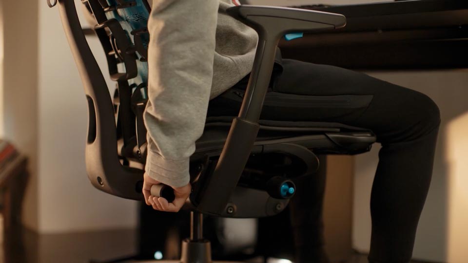 Un video di dettaglio della mano di una persona che regola il BackFit di una seduta per gaming Embody nera.