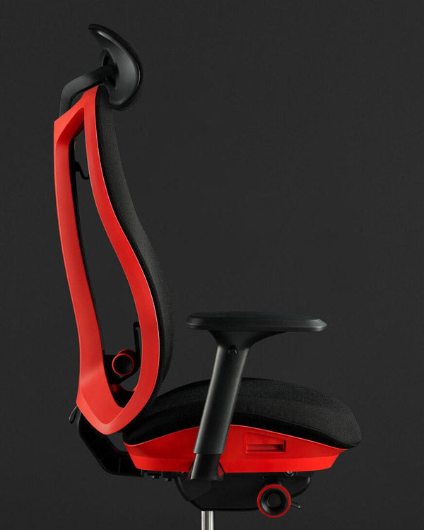 Vista laterale di una sedia da gioco Herman Miller Vantum in rosso Flare