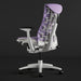 Vista angolata del retro di una sedia da gioco Herman Miller X Logitech Embody di colore bianco e viola in Amethyst