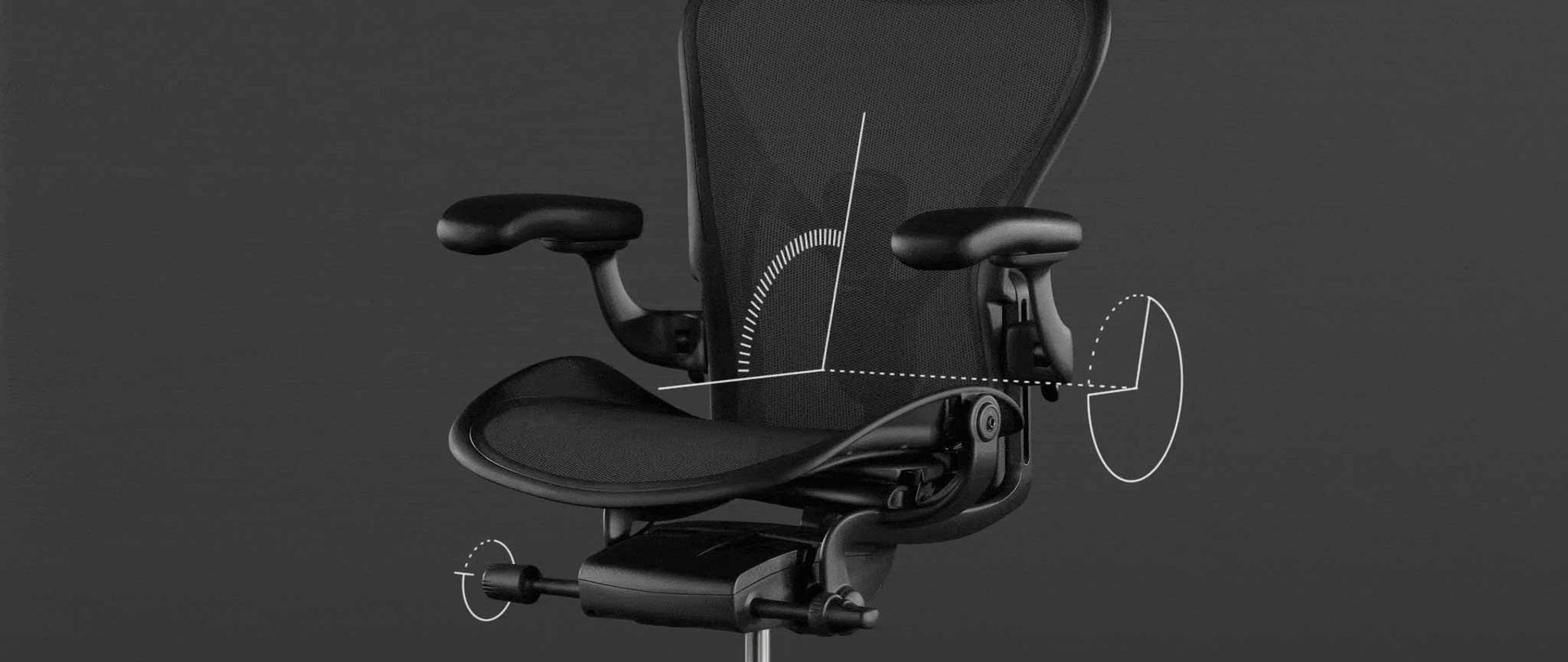 Vista dei caratteri di una sedia da gioco Aeron nera di Herman Miller, sovrapposta a una grafica bianca che evidenzia la funzione di inclinazione.