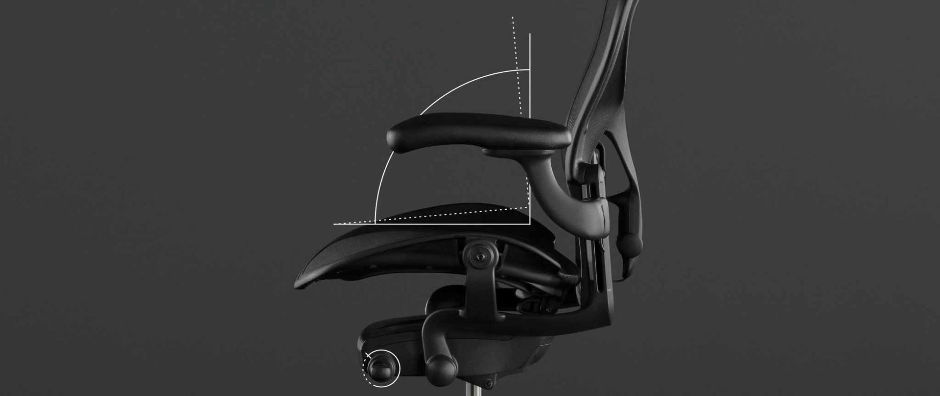 Vista laterale di una sedia da gioco Aeron nera di Herman Miller, sovrapposta alla grafica bianca che evidenzia l'angolo di seduta in avanti.