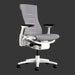 Vista frontale di una sedia da gioco ergonomica Ignite Herman Miller Embody con tessuto grigio Dark Mineral Sync, telaio bianco e schienale arancione.
