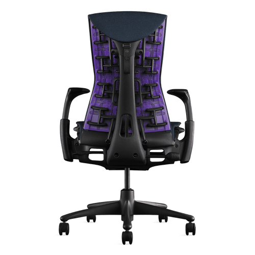 Vista posteriore di una sedia da gioco Nova Herman Miller Embody con tessuto Nightfall Sync blu scuro, telaio nero e schienale viola.