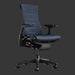 Vista frontale di una sedia da gioco ergonomica Nova Herman Miller Embody con tessuto Nightfall Sync blu scuro, telaio nero e schienale viola.