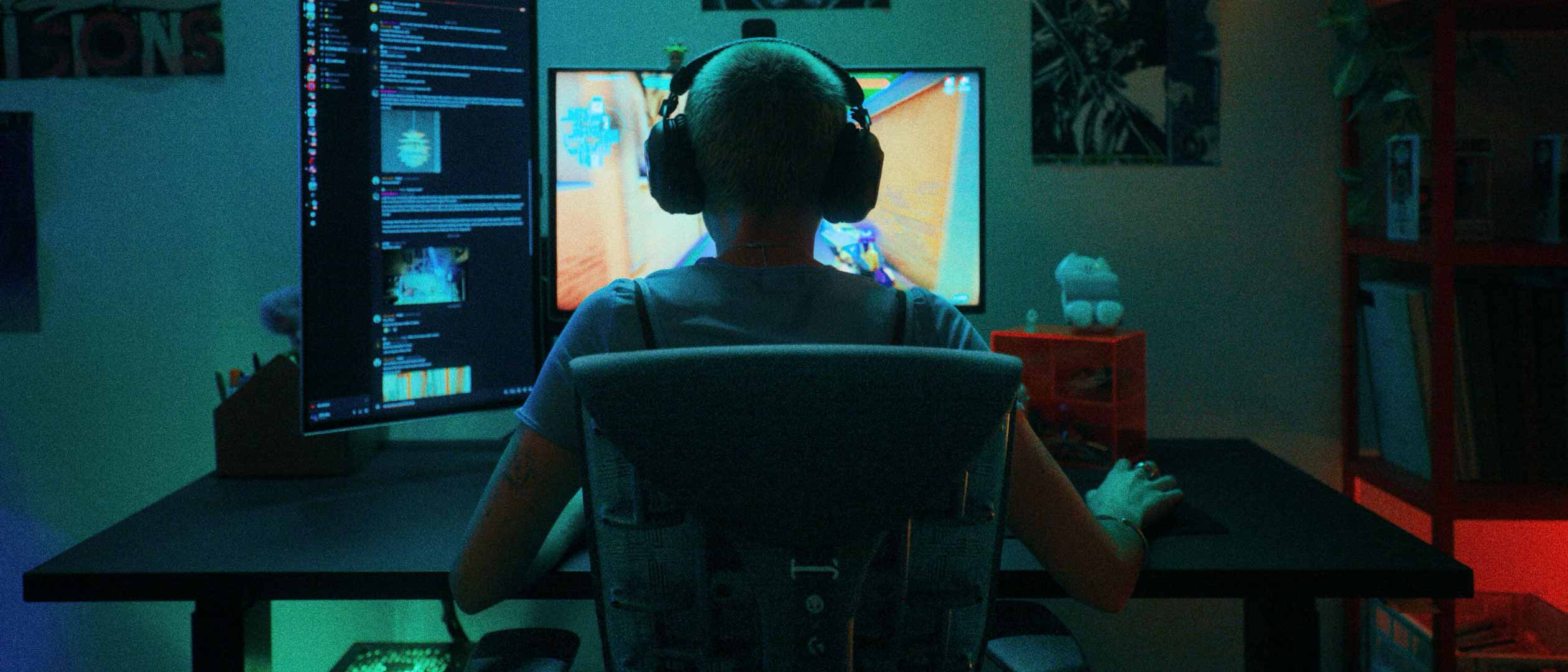 Giocatori professionisti che utilizzano sedute da gaming ergonomiche e accessori di Herman Miller.