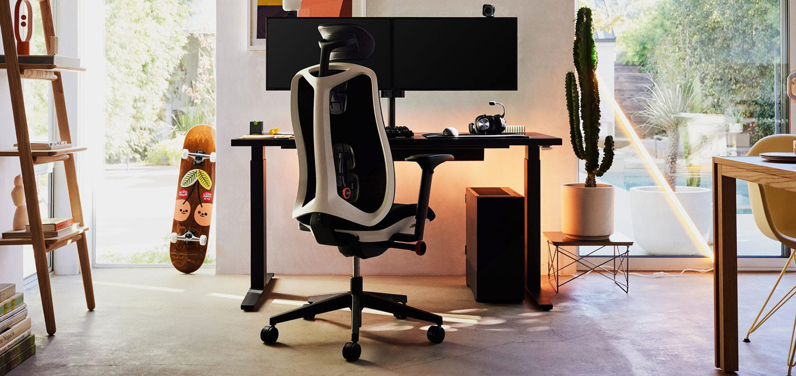 Una configurazione per gaming con la seduta Vantum e la scrivania Nevi della linea Herman Miller Gaming.