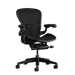 Vista frontale di una sedia da ufficio Aeron B nera onyx di Herman Miller Gaming, progettata da Bill Stumpf & Don Chadwick