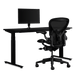 Pacchetto di gioco Herman Miller, che include scrivania Nevi, braccio per monitor Ollin e Aeron taglia B in nero onice.