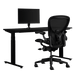 Pacchetto di gioco Herman Miller, che include scrivania Nevi, braccio per monitor Ollin e Aeron taglia C in nero onice.