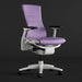 Vista frontale di una sedia da gioco Herman Miller X Logitech Embody di colore bianco e viola in Amethyst