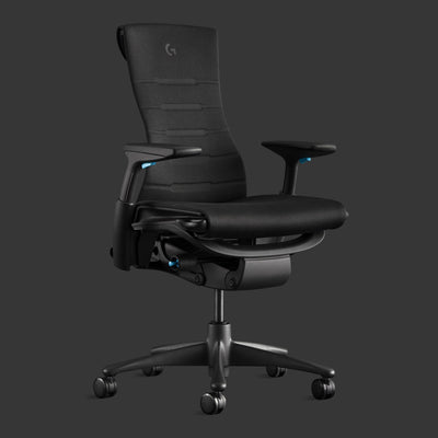 Vista posteriore di una sedia da ufficio Logitech G Embody color ciano di Herman Miller Gaming, progettata da Bill Stumpf e Jeff Weber